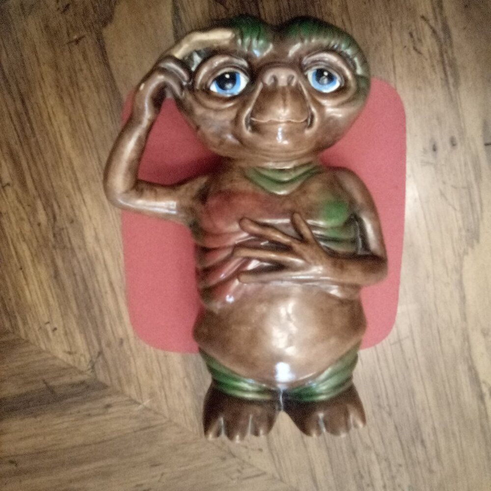 E.T ceramic statue collectable